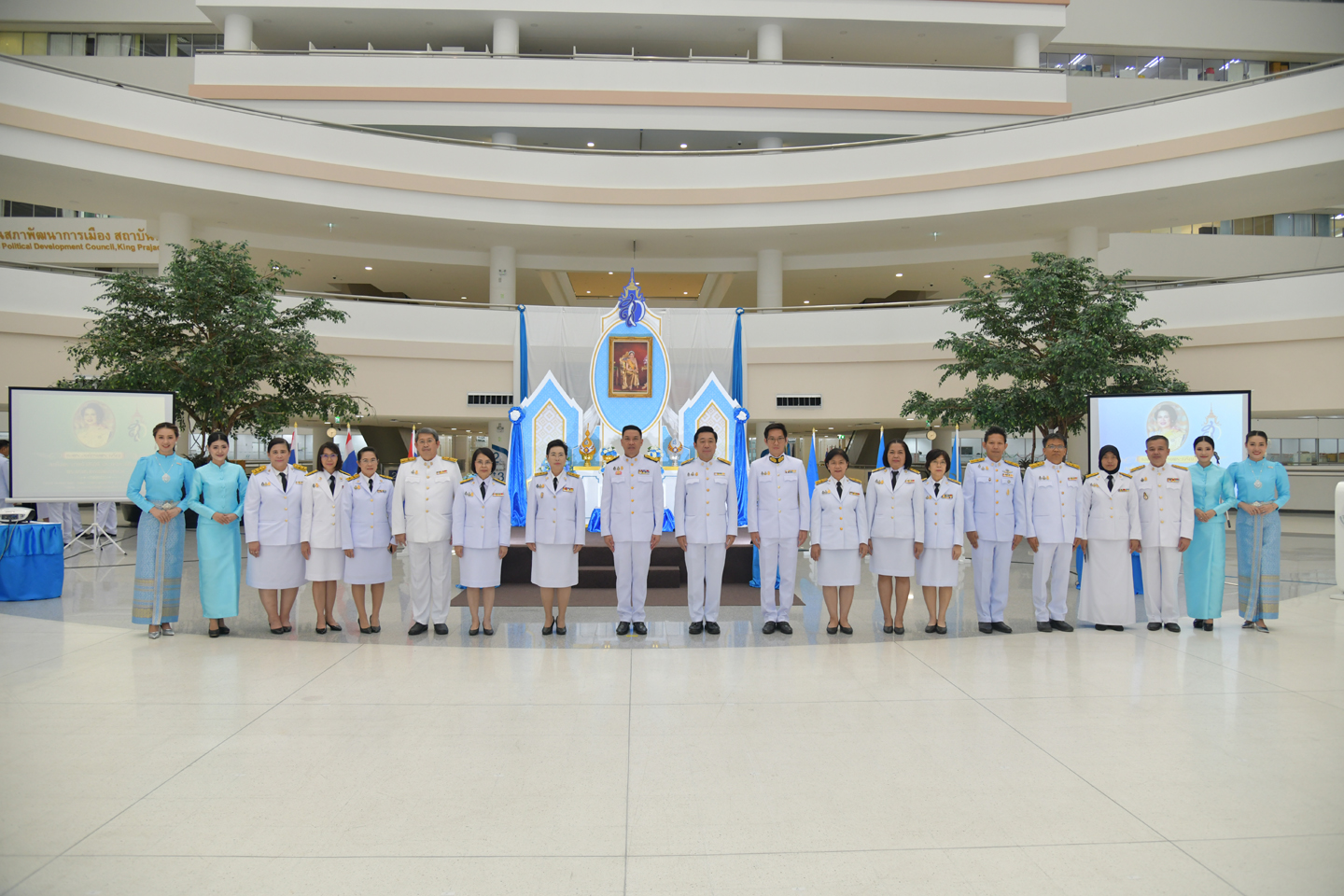พิธีลงนามถวายพระพรชัยมงคล