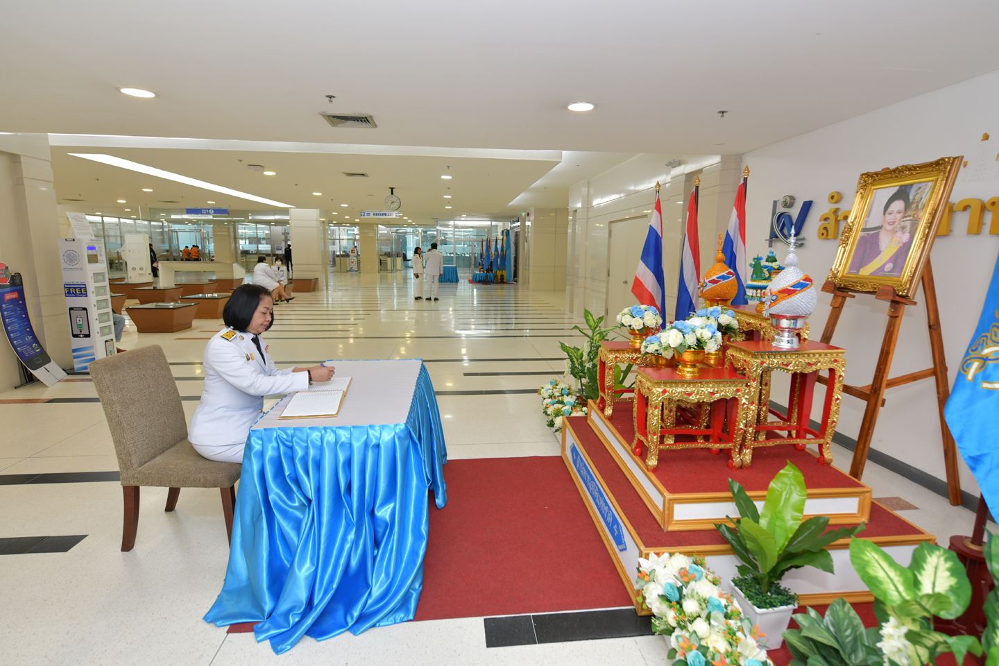 พิธีลงนามถวายพระพรชัยมงคล