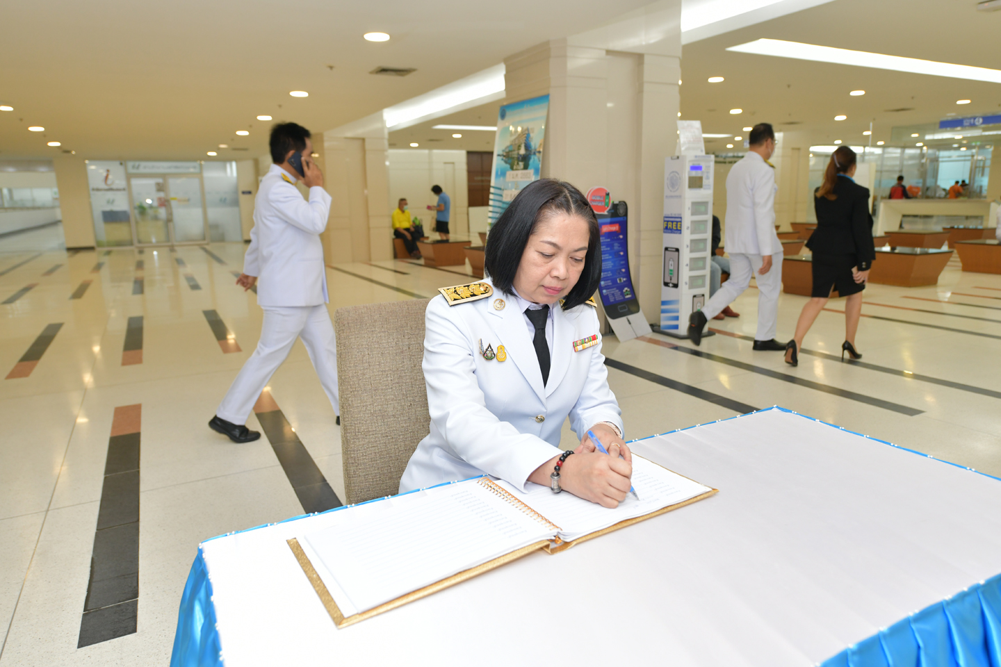 พิธีลงนามถวายพระพรชัยมงคล