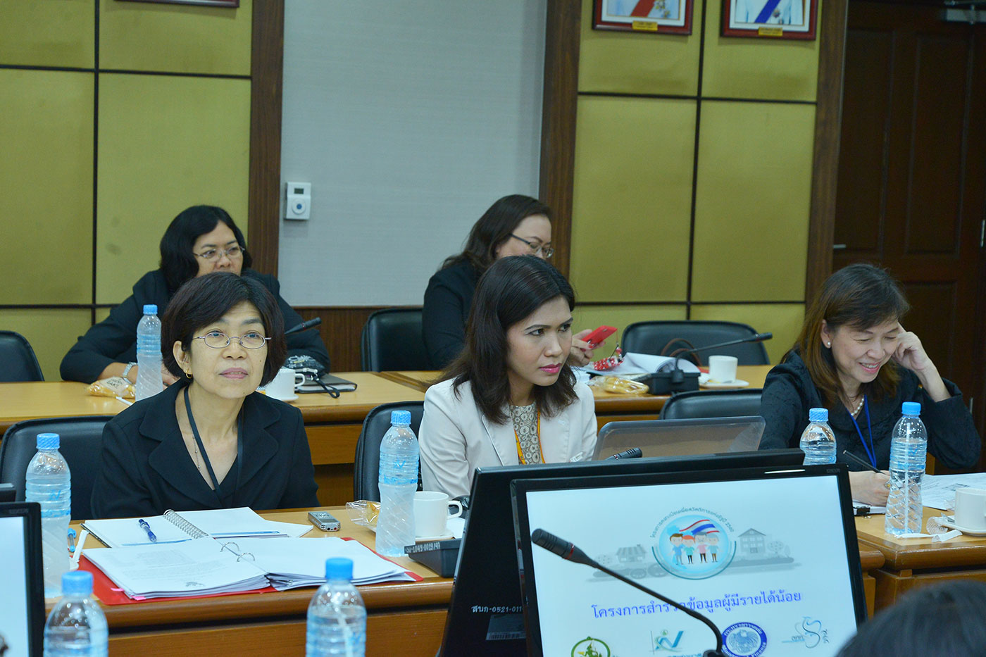 สำรวจข้อมูลผู้มีรายได้น้อย​