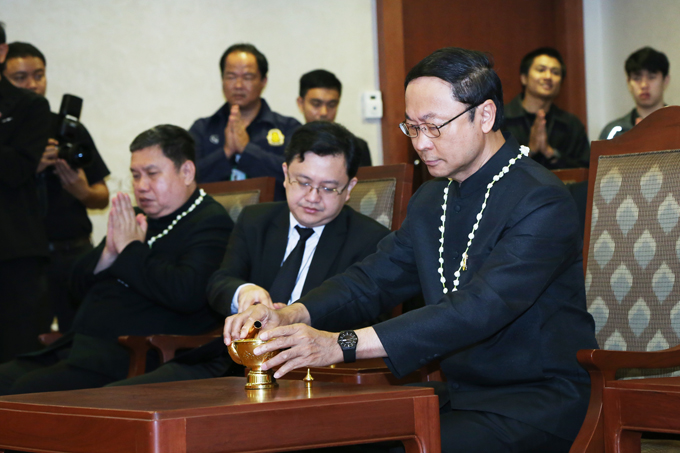 พิธีรดน้ำขอพรผู้บริหาร
