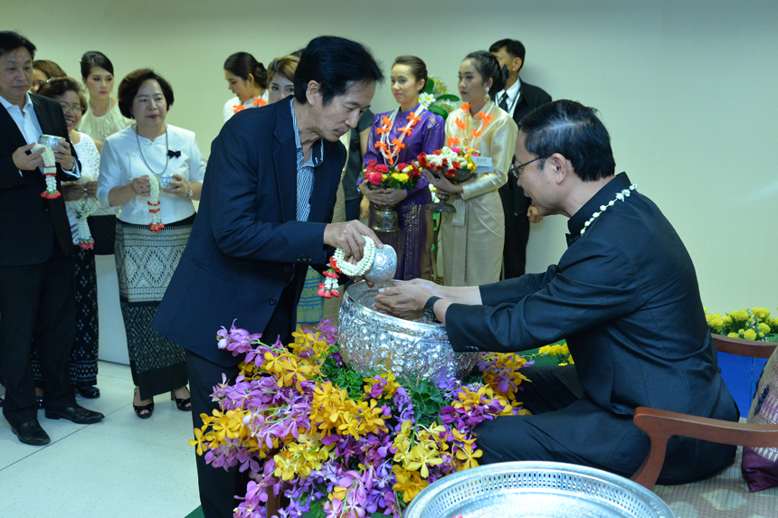 พิธีรดน้ำขอพรผู้บริหาร