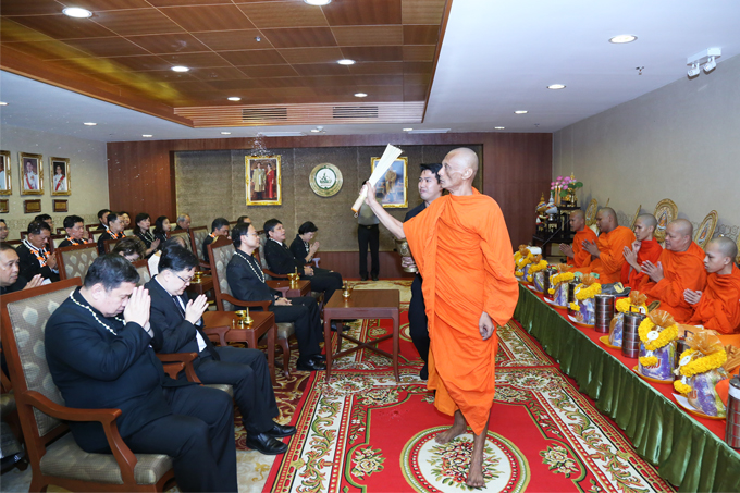 พิธีรดน้ำขอพรผู้บริหาร