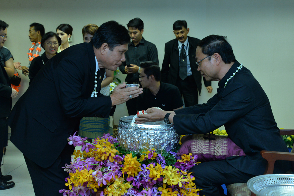 พิธีรดน้ำขอพรผู้บริหาร