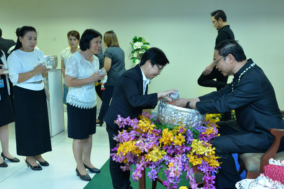 พิธีรดน้ำขอพรผู้บริหาร