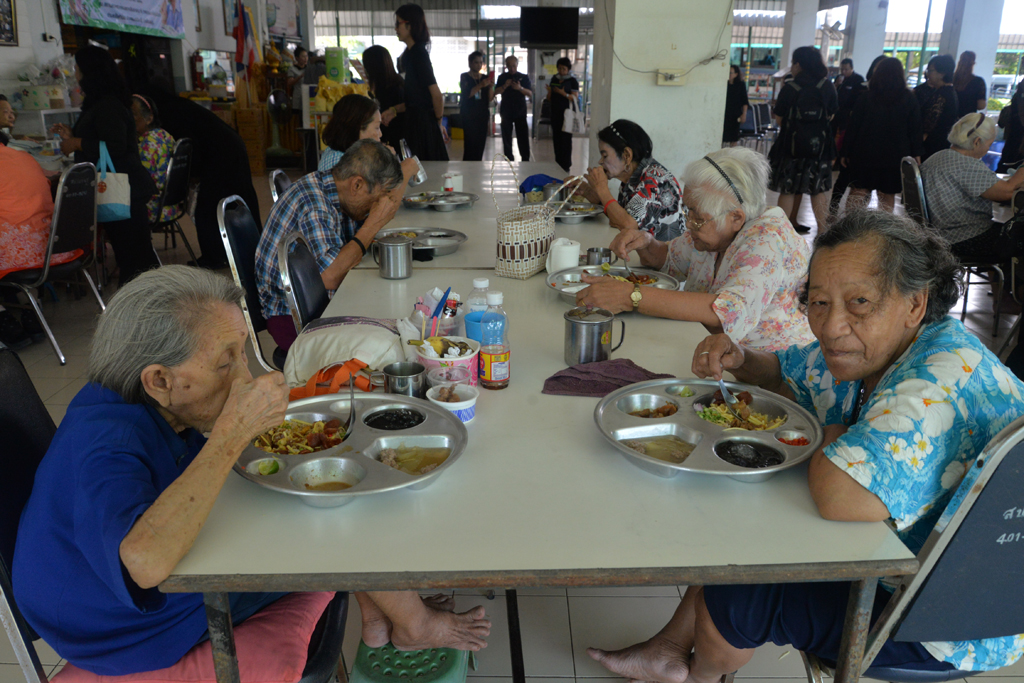 ชาว สสช. มอบกำลังใจให้ผู้สูงอายุ
