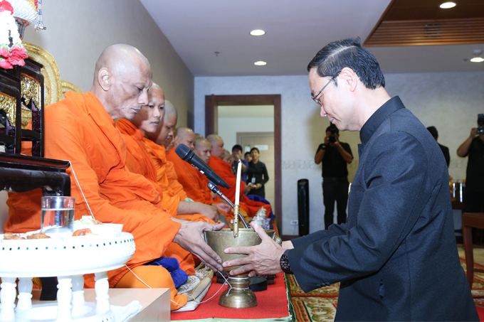 พิธีรดน้ำขอพรผู้บริหาร