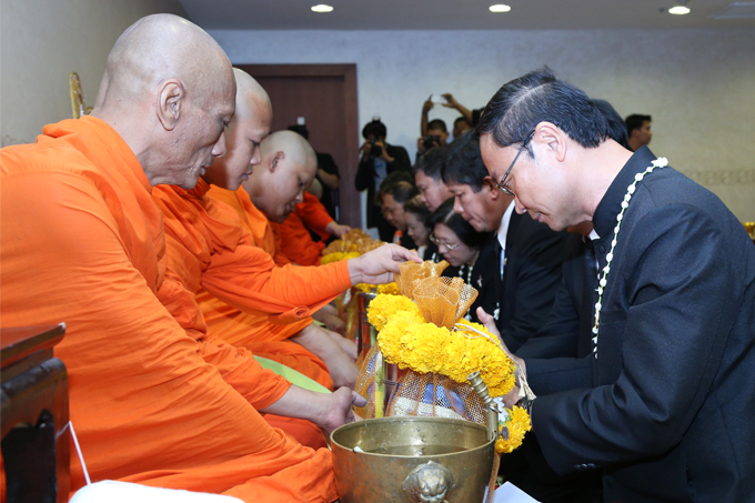 พิธีรดน้ำขอพรผู้บริหาร