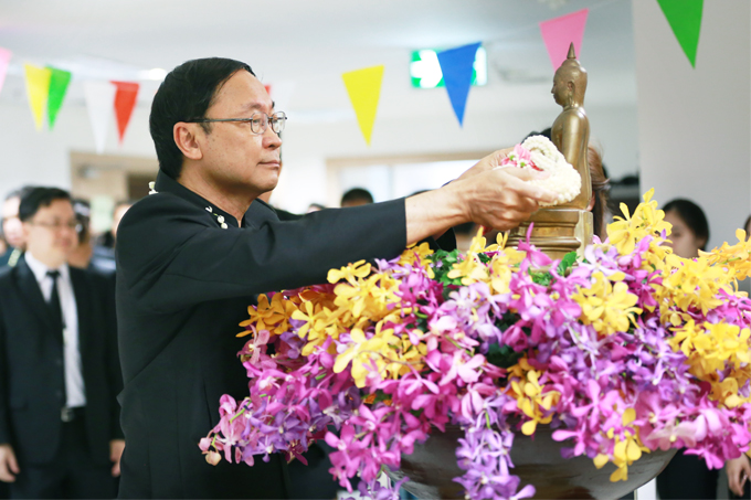 พิธีรดน้ำขอพรผู้บริหาร