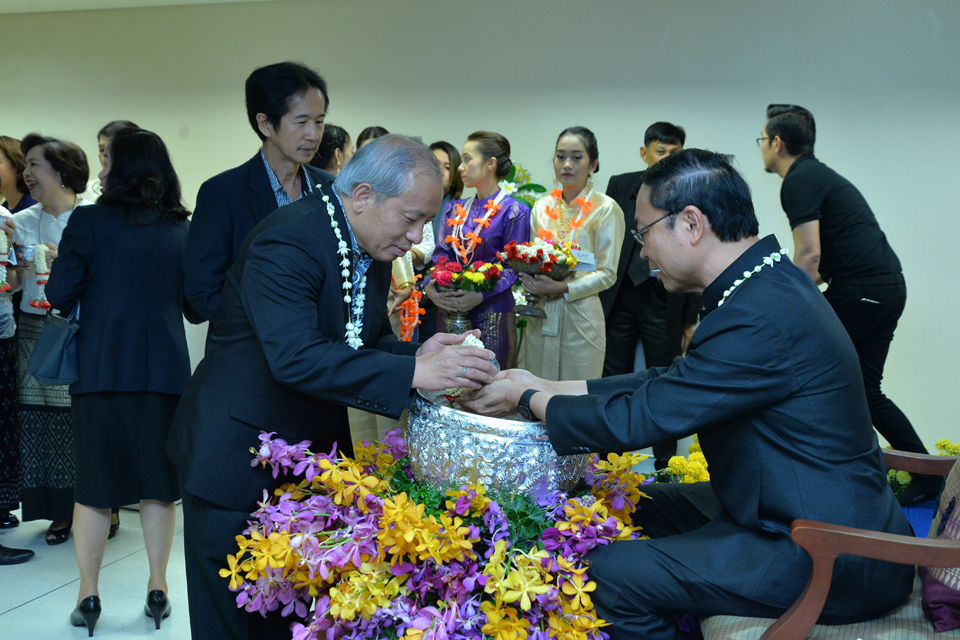 พิธีรดน้ำขอพรผู้บริหาร