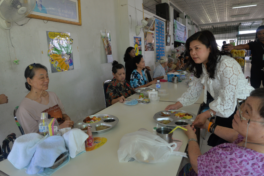 ชาว สสช. มอบกำลังใจให้ผู้สูงอายุ