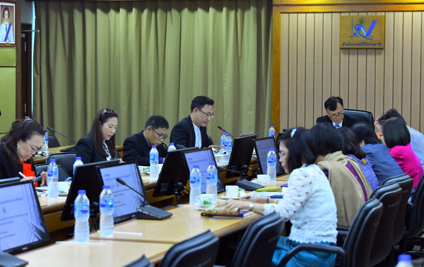 ประชุมเพื่อนำเสนอความก้าวหน้าและรับฟังความคิดเห็น