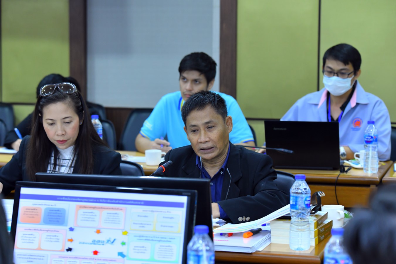 ประชุมเพื่อนำเสนอความก้าวหน้าและรับฟังความคิดเห็น