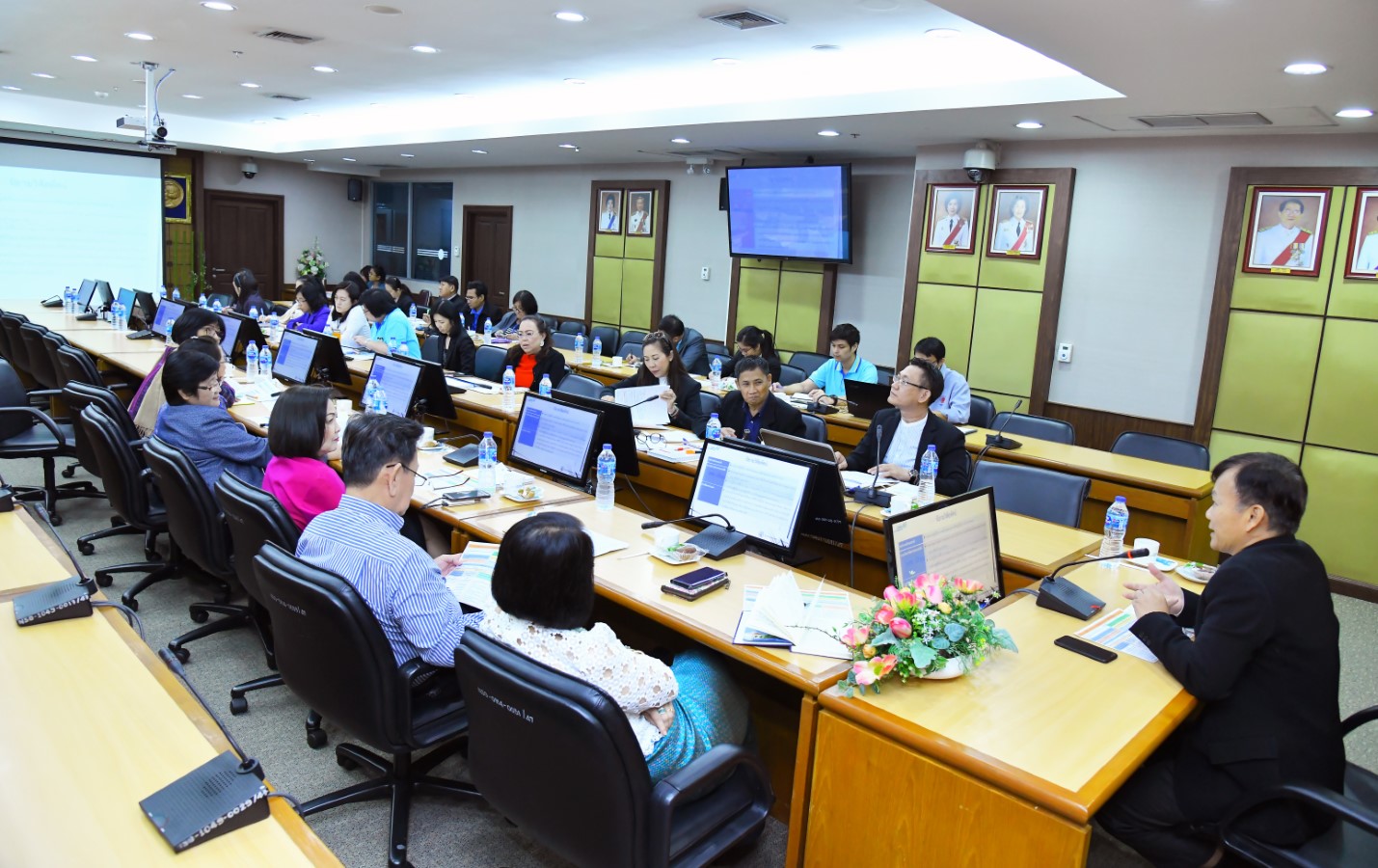 ประชุมเพื่อนำเสนอความก้าวหน้าและรับฟังความคิดเห็น