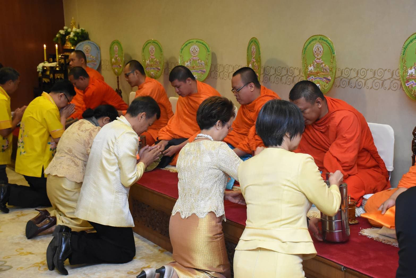รดน้ำขอพรผู้บริหารกระทรวงดีอี