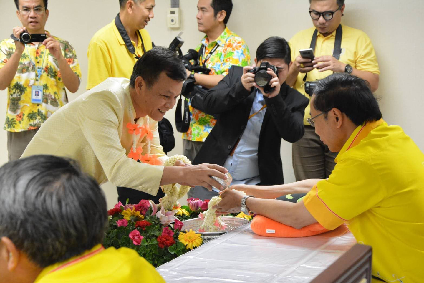 รดน้ำขอพรผู้บริหารกระทรวงดีอี