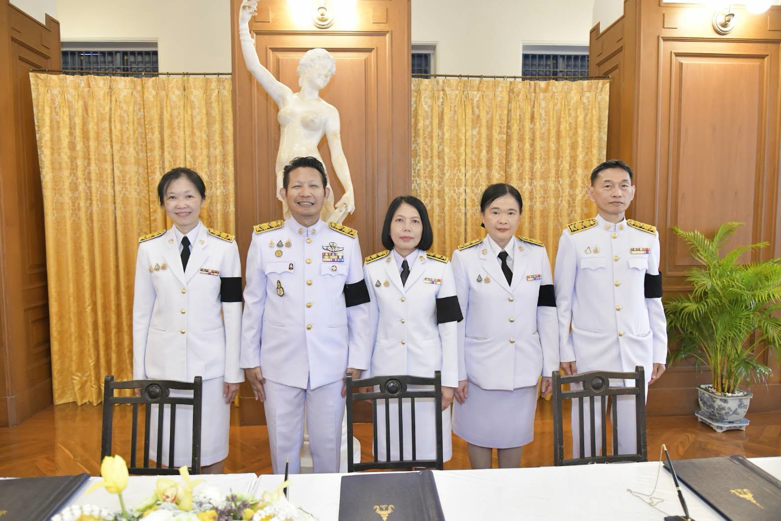 ลงนามถวายพระพรชัยมงคล