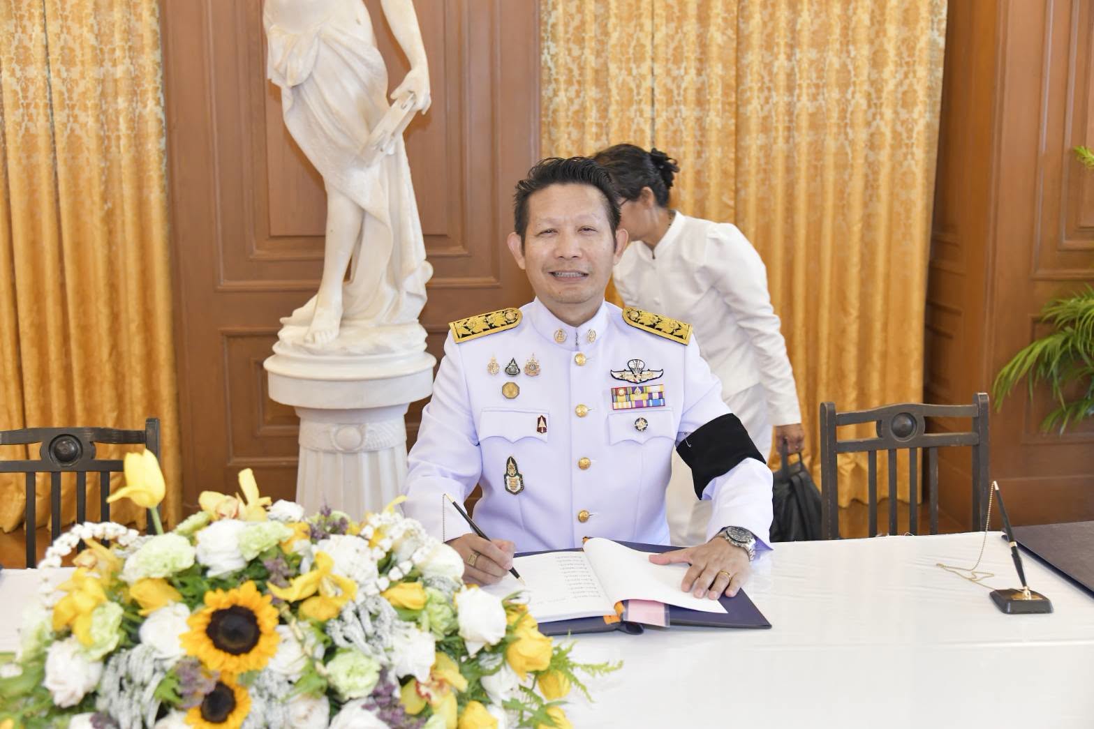 ลงนามถวายพระพรชัยมงคล