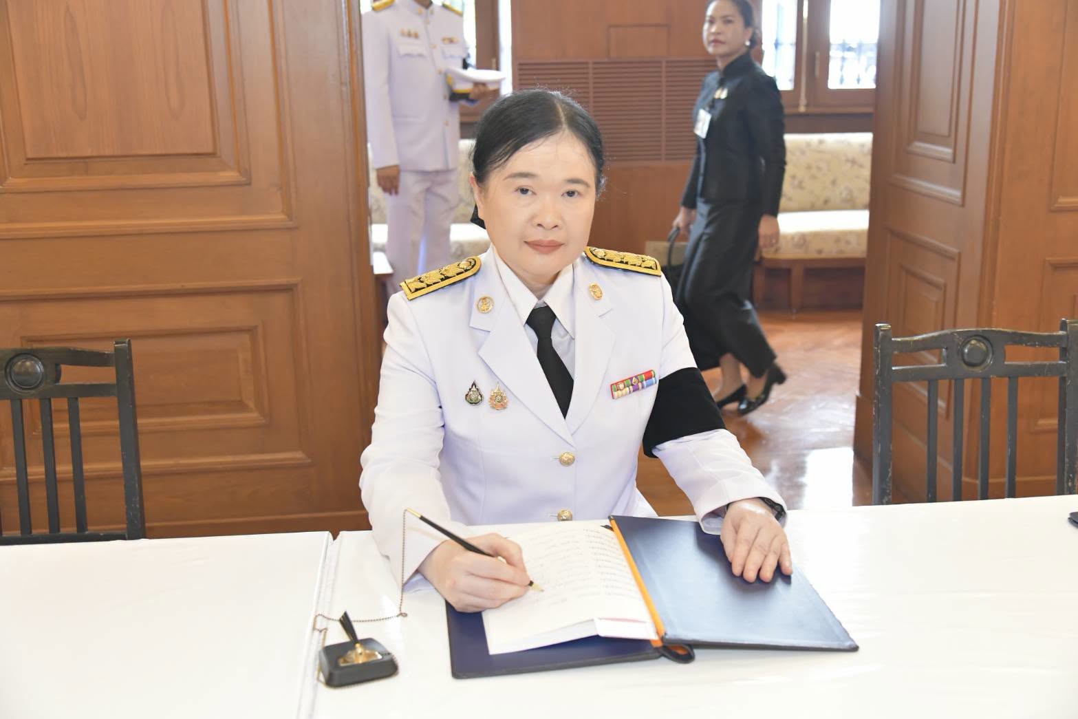 ลงนามถวายพระพรชัยมงคล