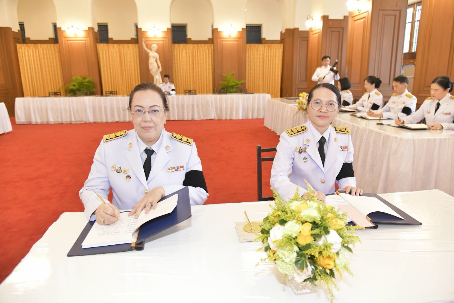 ลงนามถวายพระพรชัยมงคล