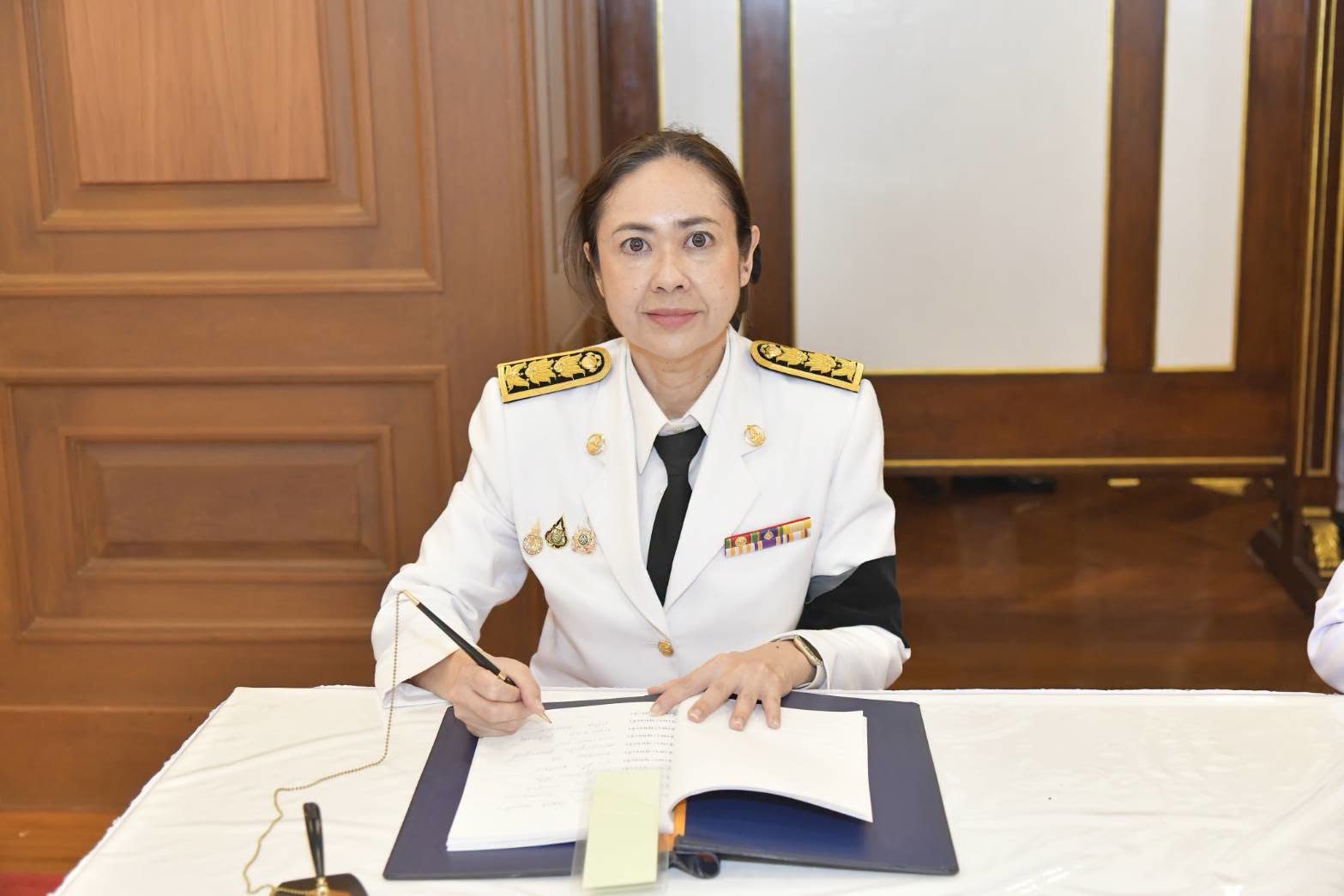 ลงนามถวายพระพรชัยมงคล