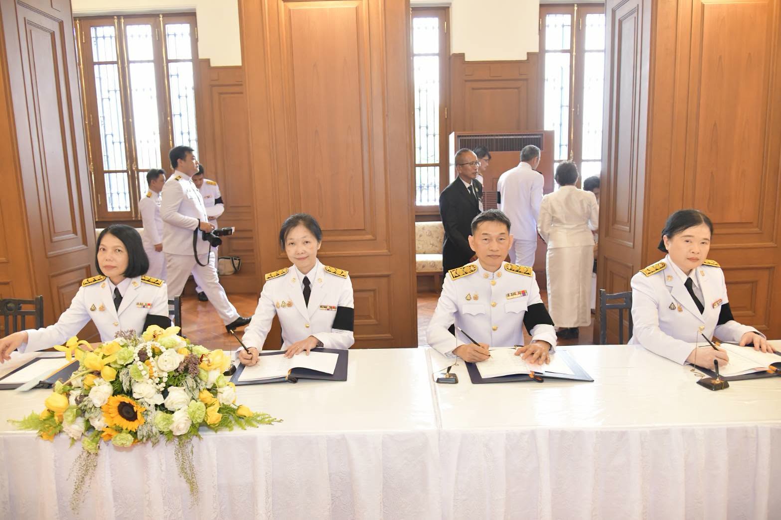 ลงนามถวายพระพรชัยมงคล