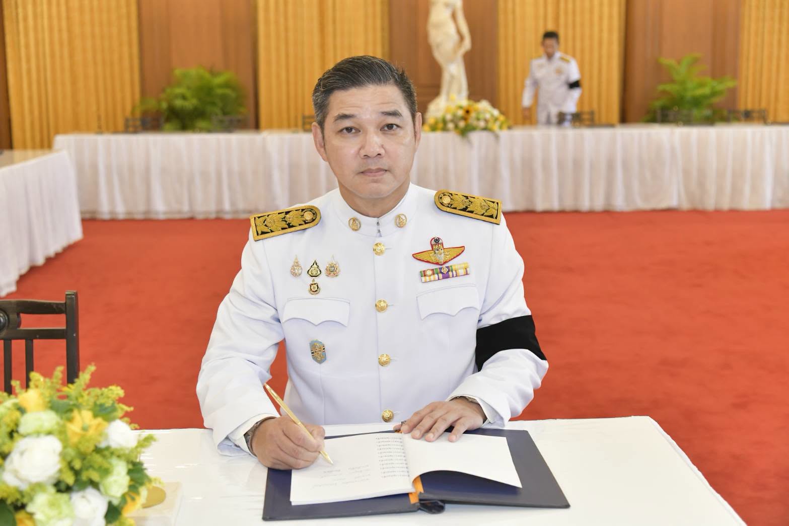 ลงนามถวายพระพรชัยมงคล