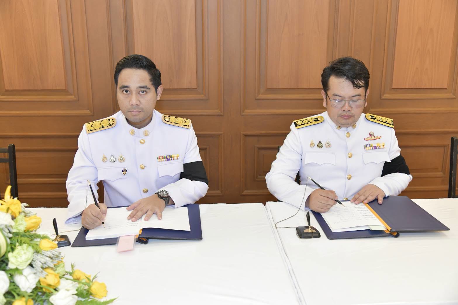ลงนามถวายพระพรชัยมงคล
