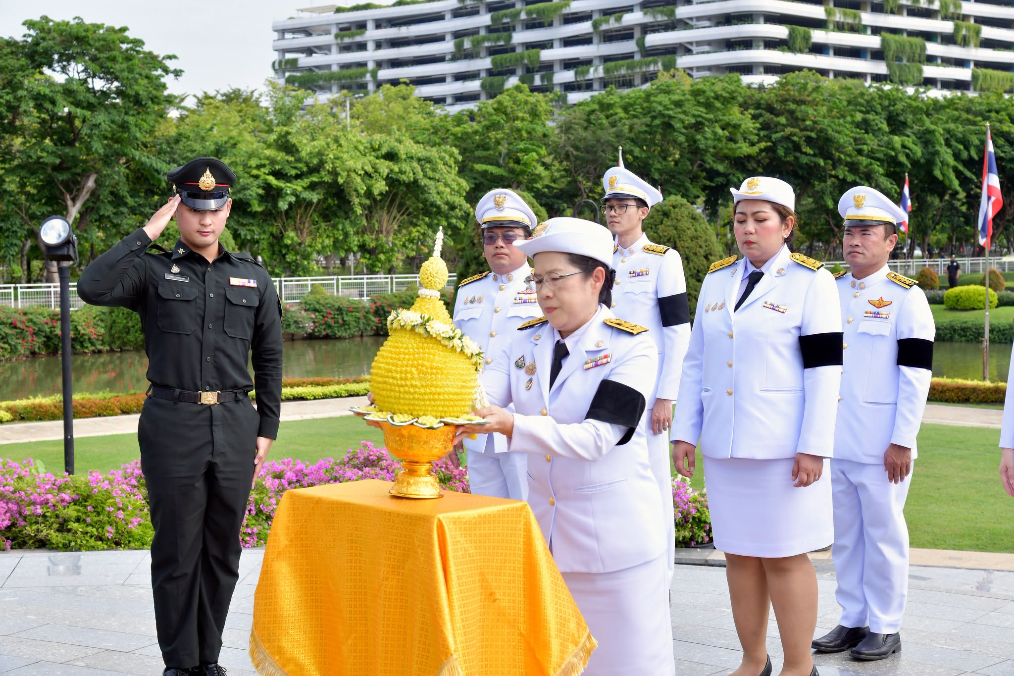 พิธีวางพานพุ่มถวายราชสักการะ
