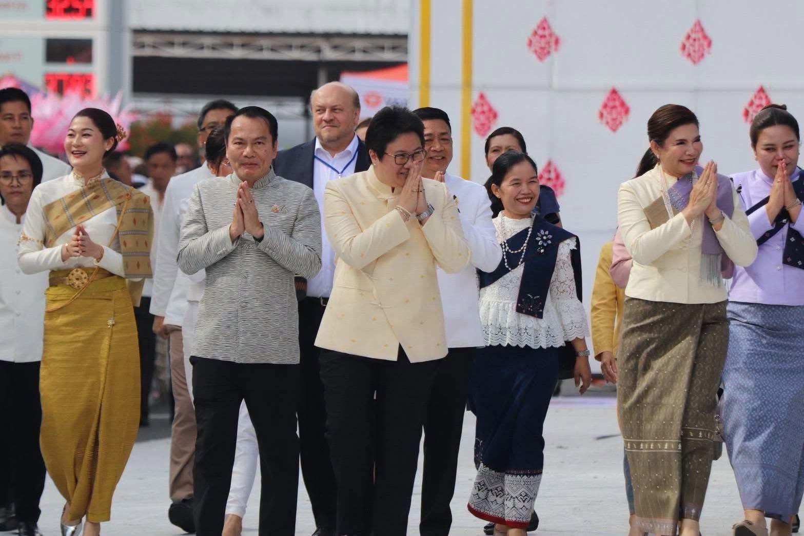 พิธีเปิดงานประเพณีแห่เทียนพรรษาจังหวัดอุบลราชธานี