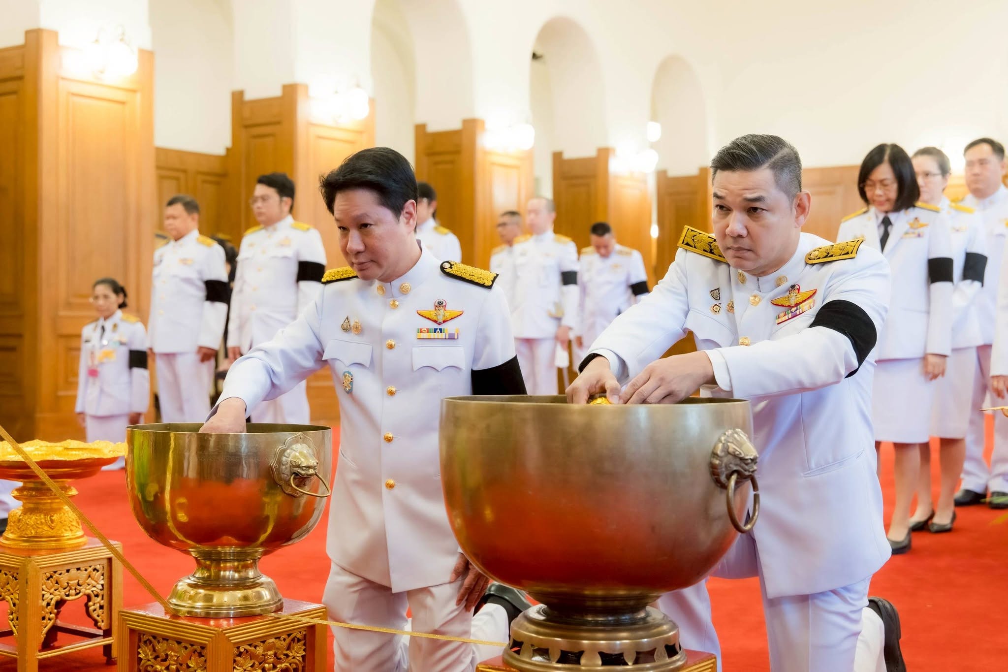 เข้าร่วมถวายน้ำสรงพระศพเบื้องหน้าพระรูป