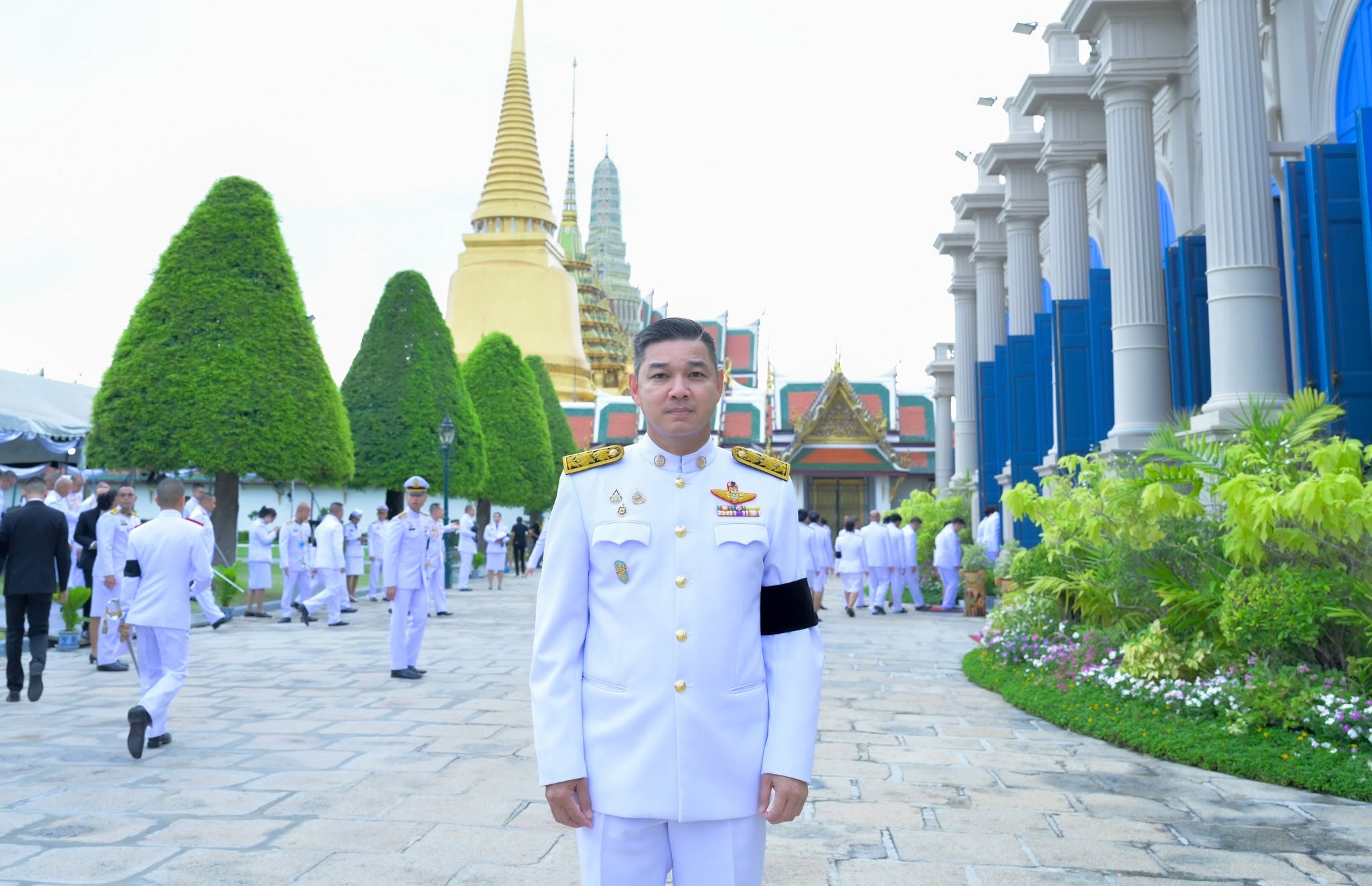 เข้าร่วมถวายน้ำสรงพระศพเบื้องหน้าพระรูป