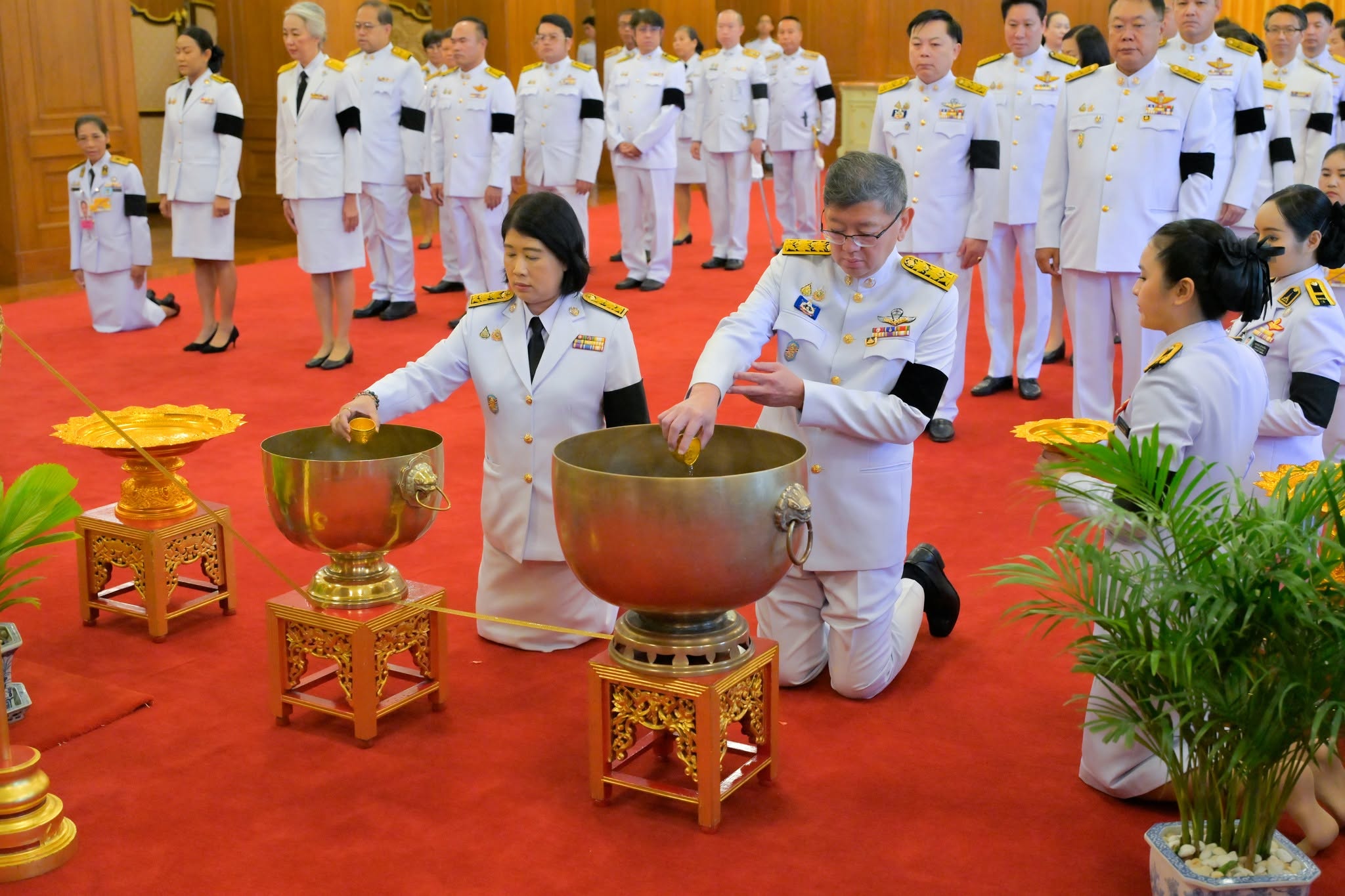 เข้าร่วมถวายน้ำสรงพระศพเบื้องหน้าพระรูป