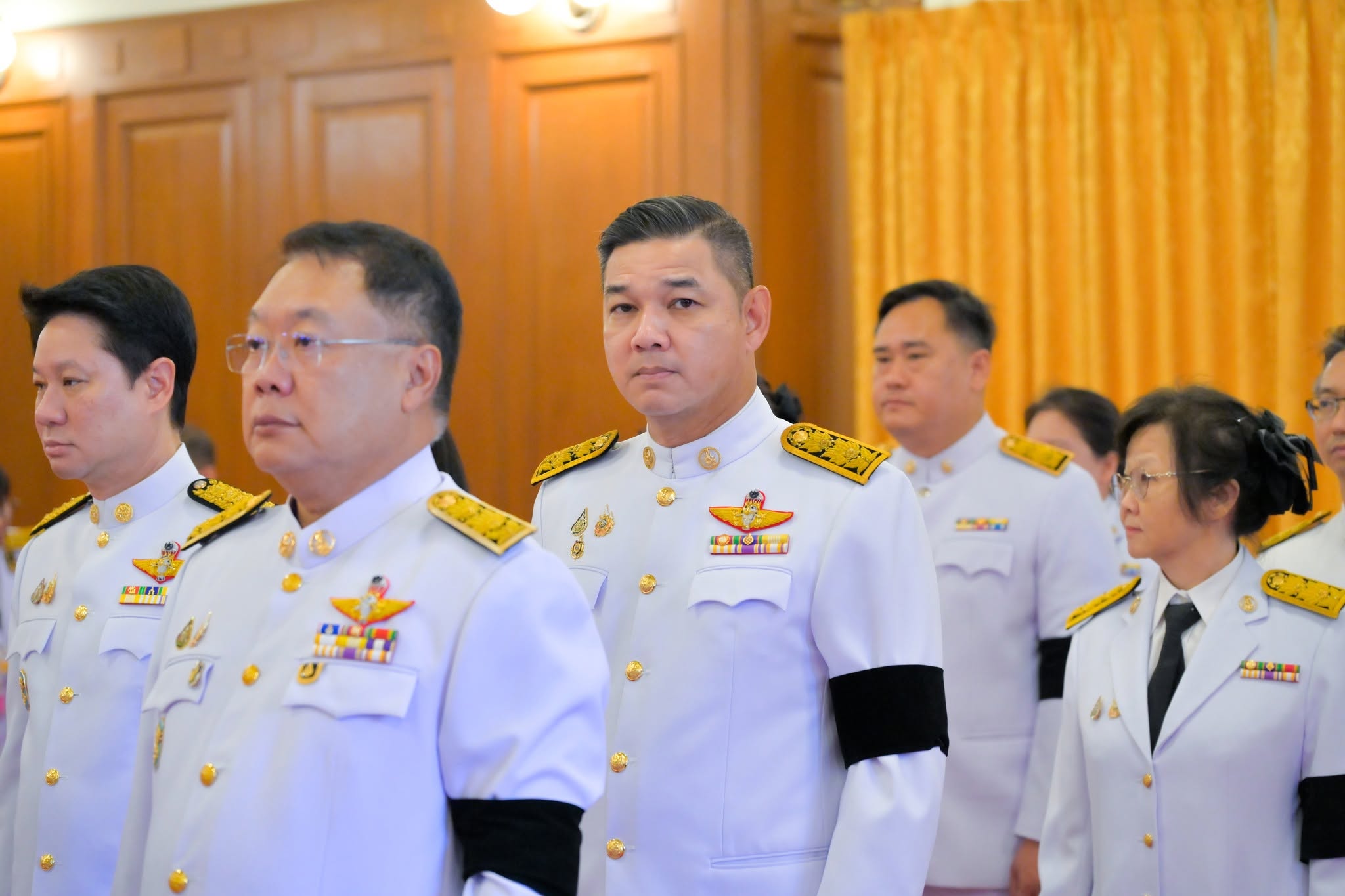 เข้าร่วมถวายน้ำสรงพระศพเบื้องหน้าพระรูป
