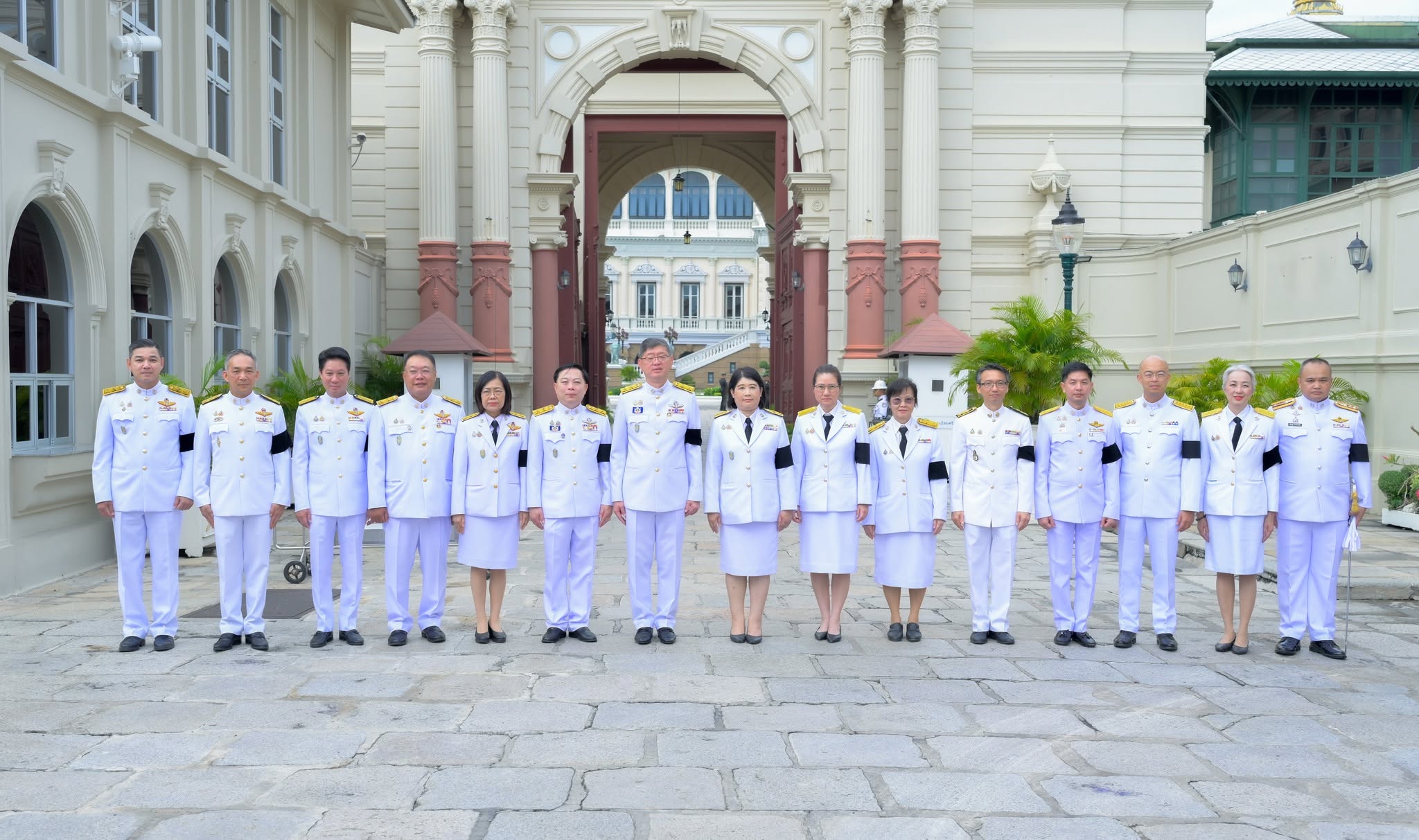 เข้าร่วมถวายน้ำสรงพระศพเบื้องหน้าพระรูป