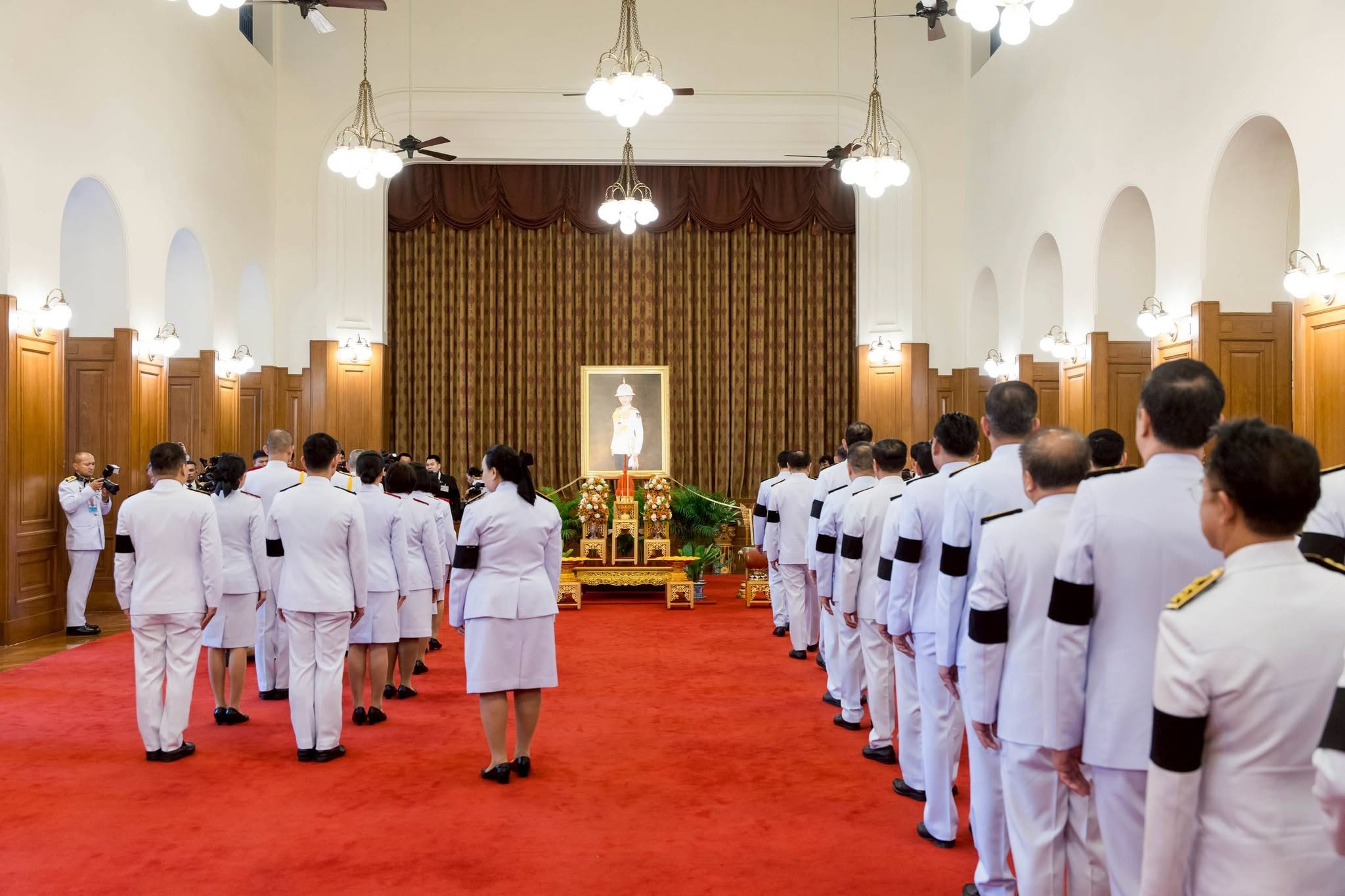 เข้าร่วมถวายน้ำสรงพระศพเบื้องหน้าพระรูป