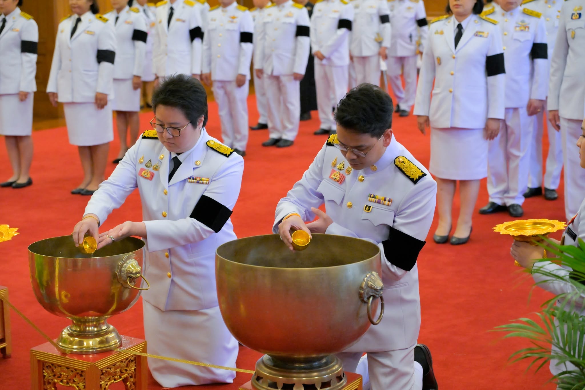 เข้าร่วมถวายน้ำสรงพระศพเบื้องหน้าพระรูป
