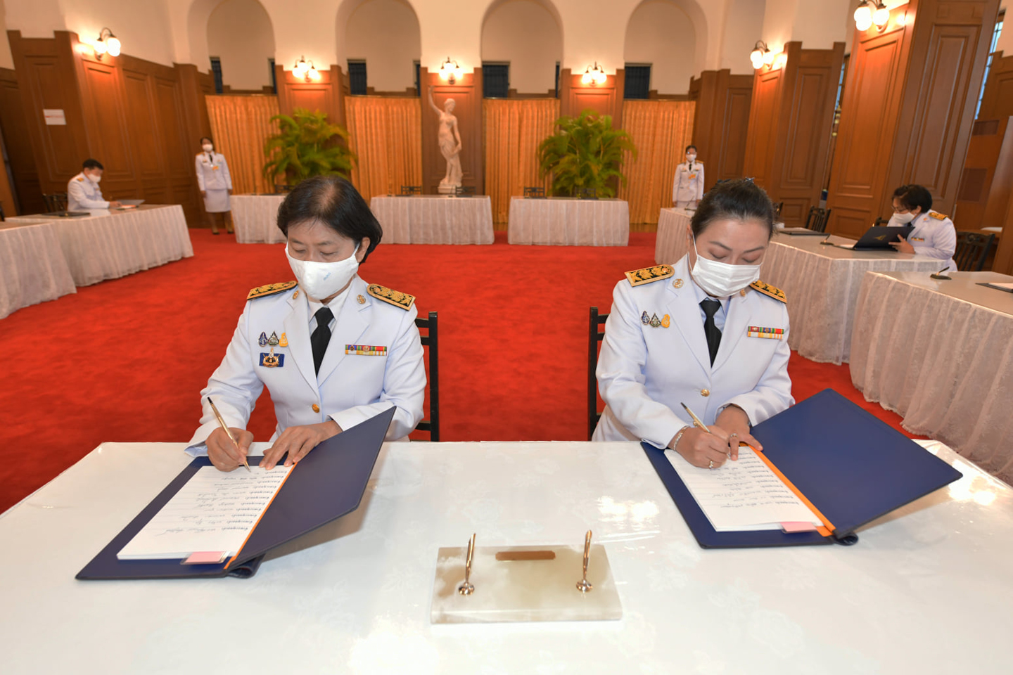 ลงนามถวายพระพรชัยมงคล