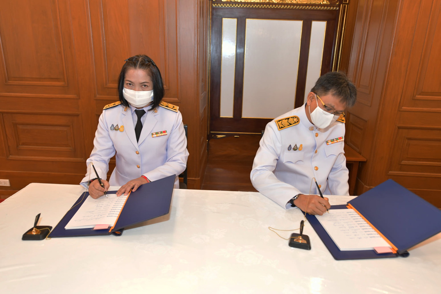 ลงนามถวายพระพรชัยมงคล