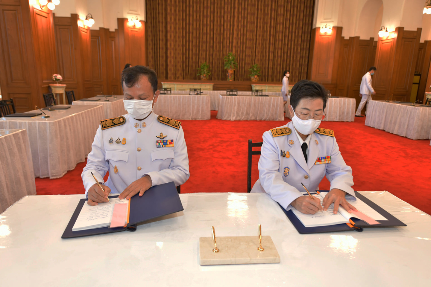 ลงนามถวายพระพรชัยมงคล