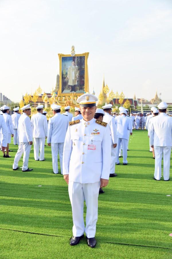 พิธีวางพวงมาลาและถวายบังคม