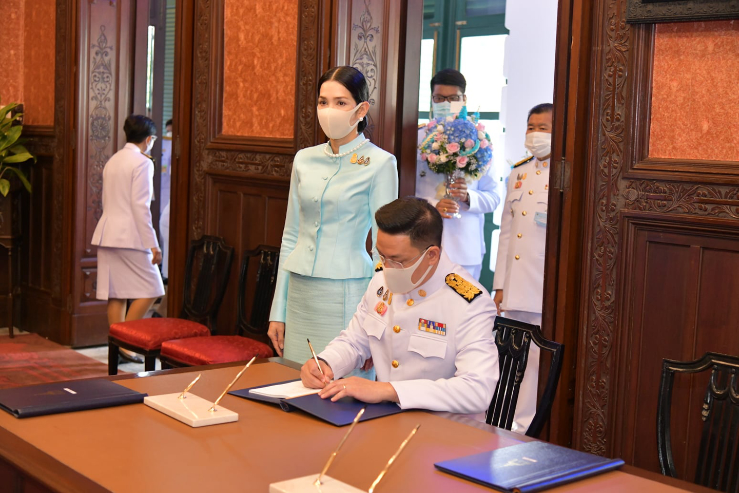 ลงนามถวายพระพรชัยมงคล