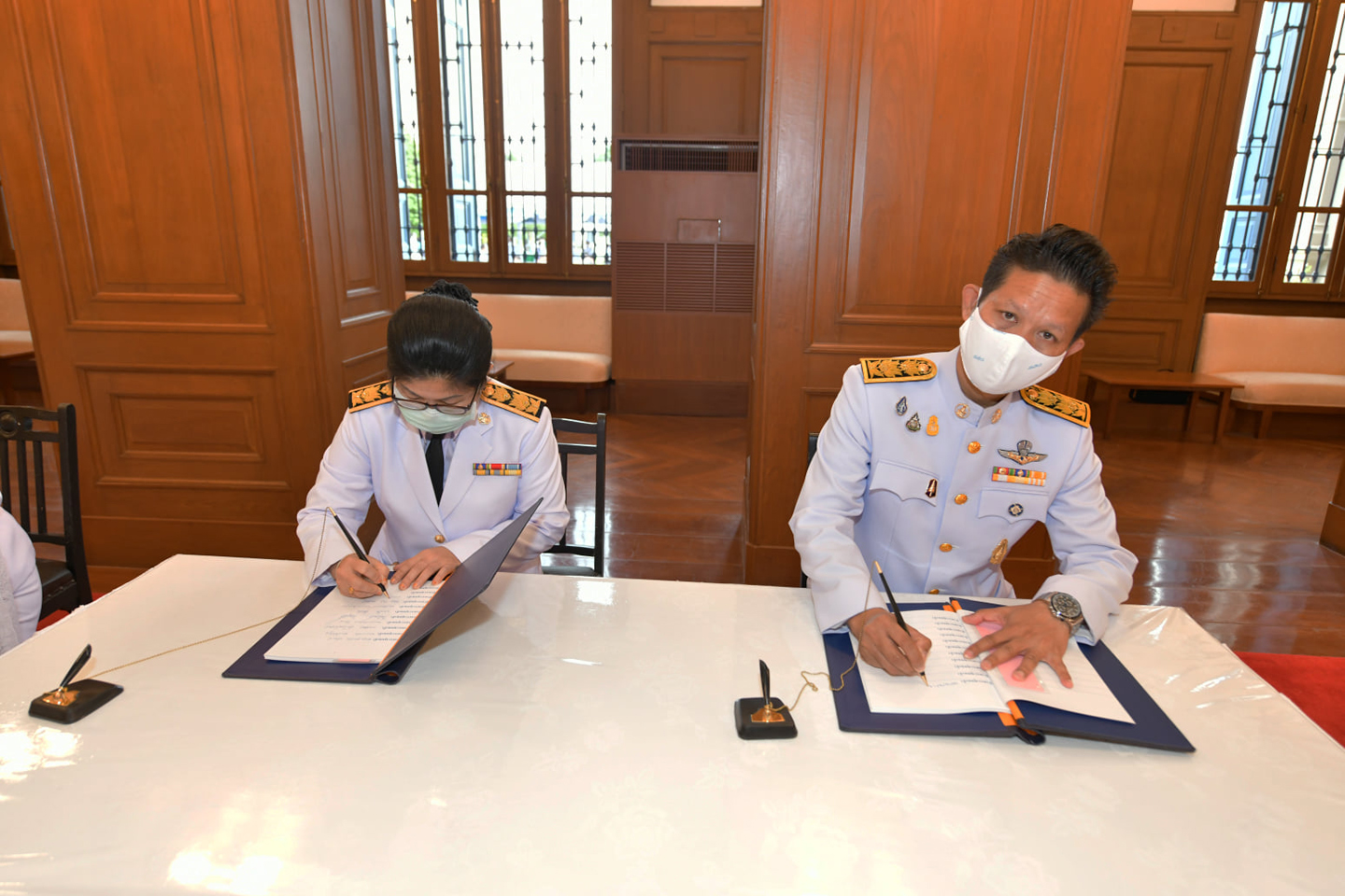 ลงนามถวายพระพรชัยมงคล