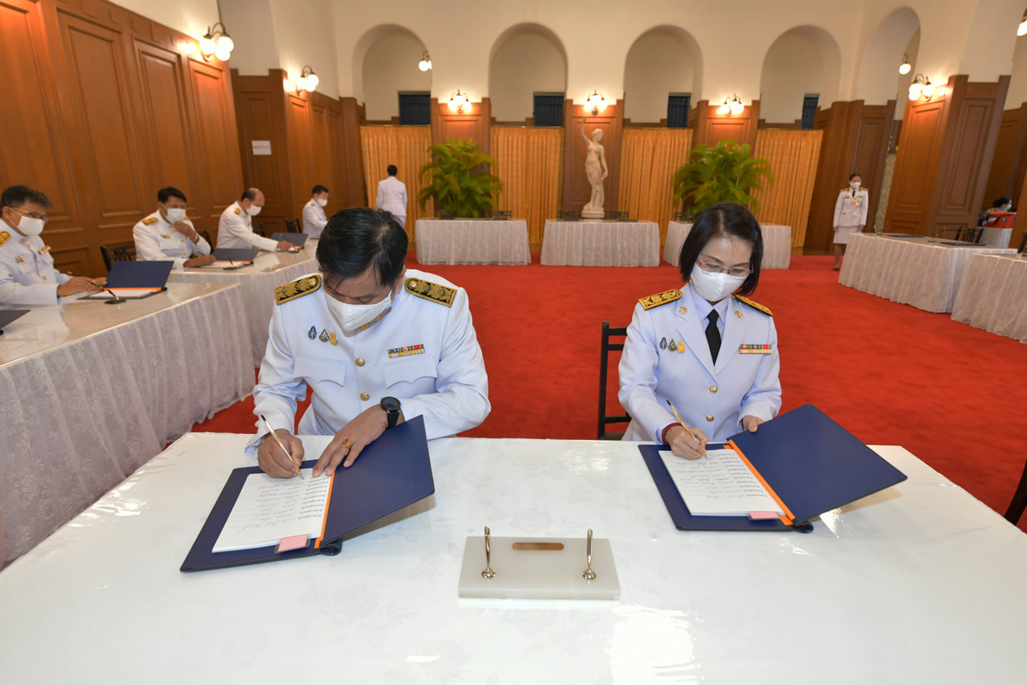 ลงนามถวายพระพรชัยมงคล