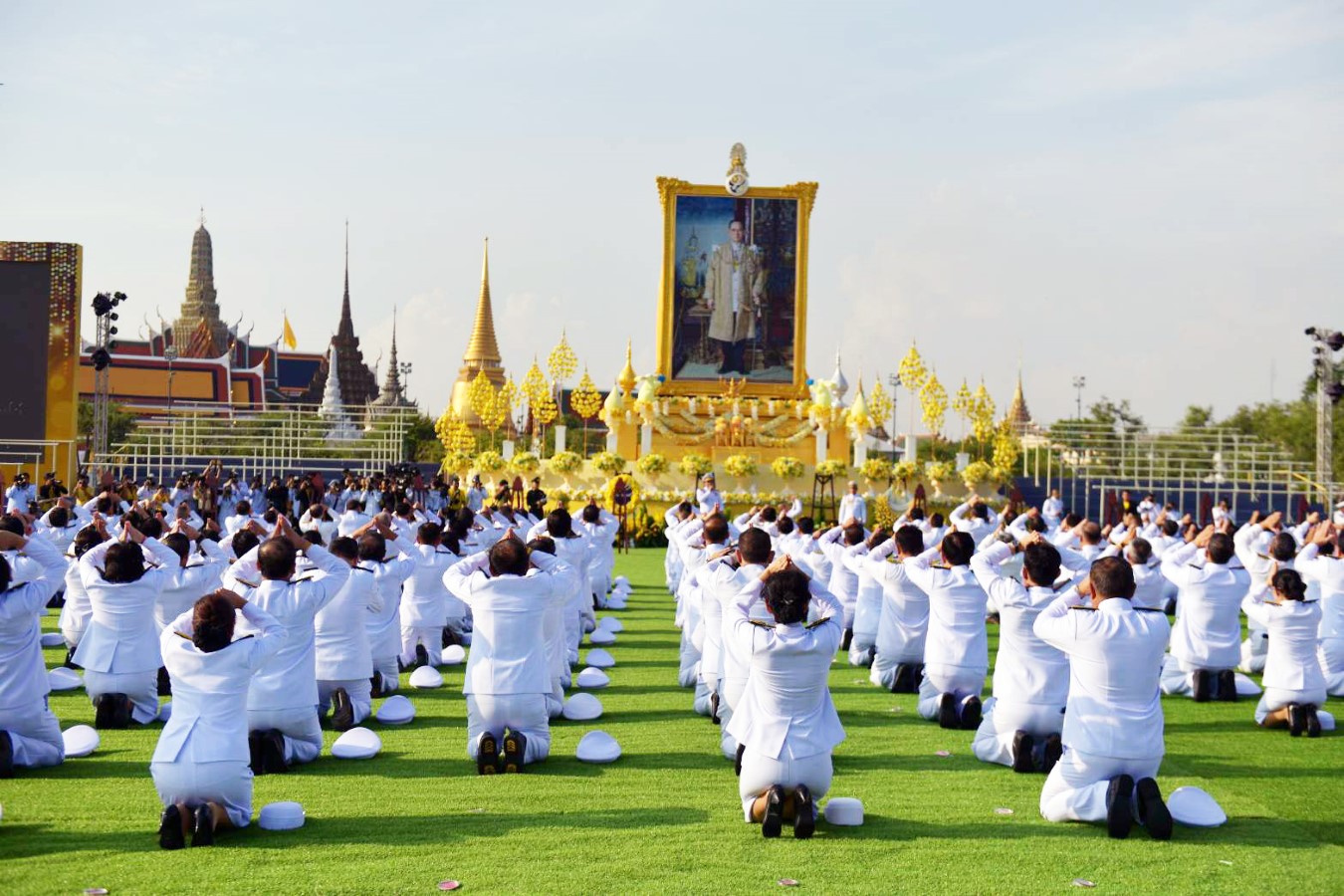 พิธีวางพวงมาลาและถวายบังคม