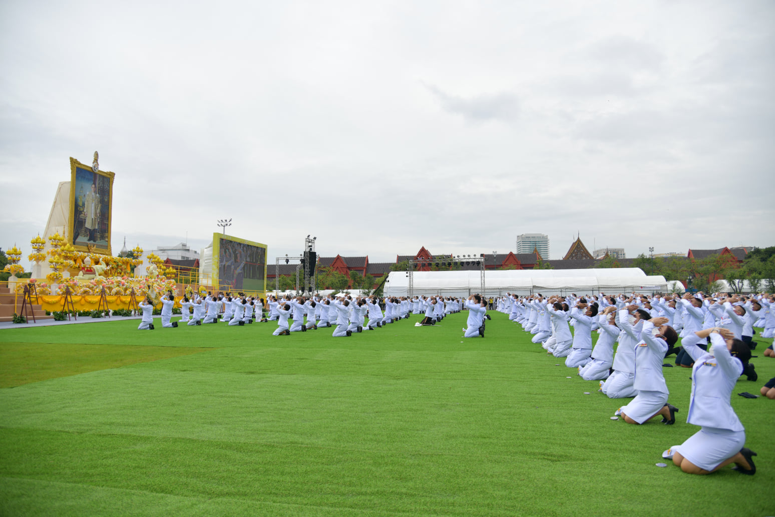 สสช.ร่วมพิธีถวายบังคมเบื้องหน้าพระบรมฉายาลักษณ์ เนื่องในวันคล้ายวันสวรรคต รัชกาลที่ 9