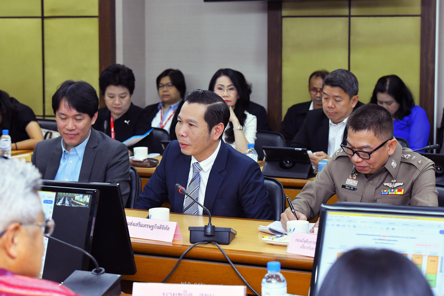 ประชุมผู้บริหาร