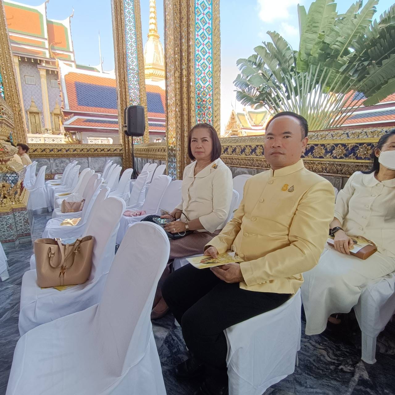 ร่วมพิธีเจริญพระพุทธมนต์
