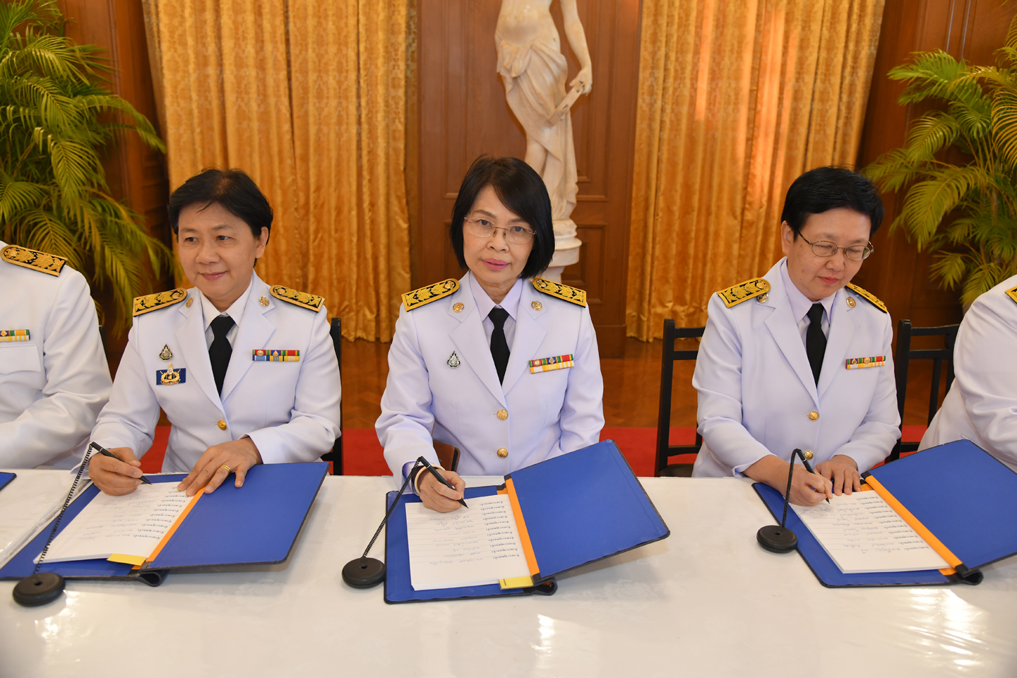 ร่วมลงนามถวายพระพร เนื่องในโอกาสขึ้นปีใหม่ ๒๕๖๓