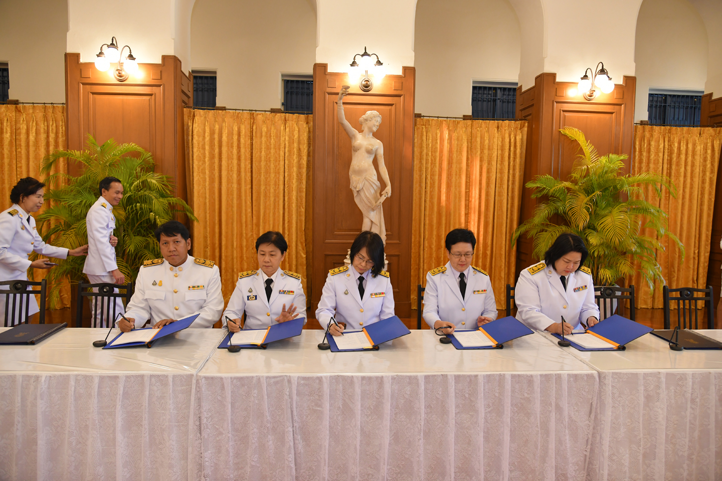 ร่วมลงนามถวายพระพร เนื่องในโอกาสขึ้นปีใหม่ ๒๕๖๓